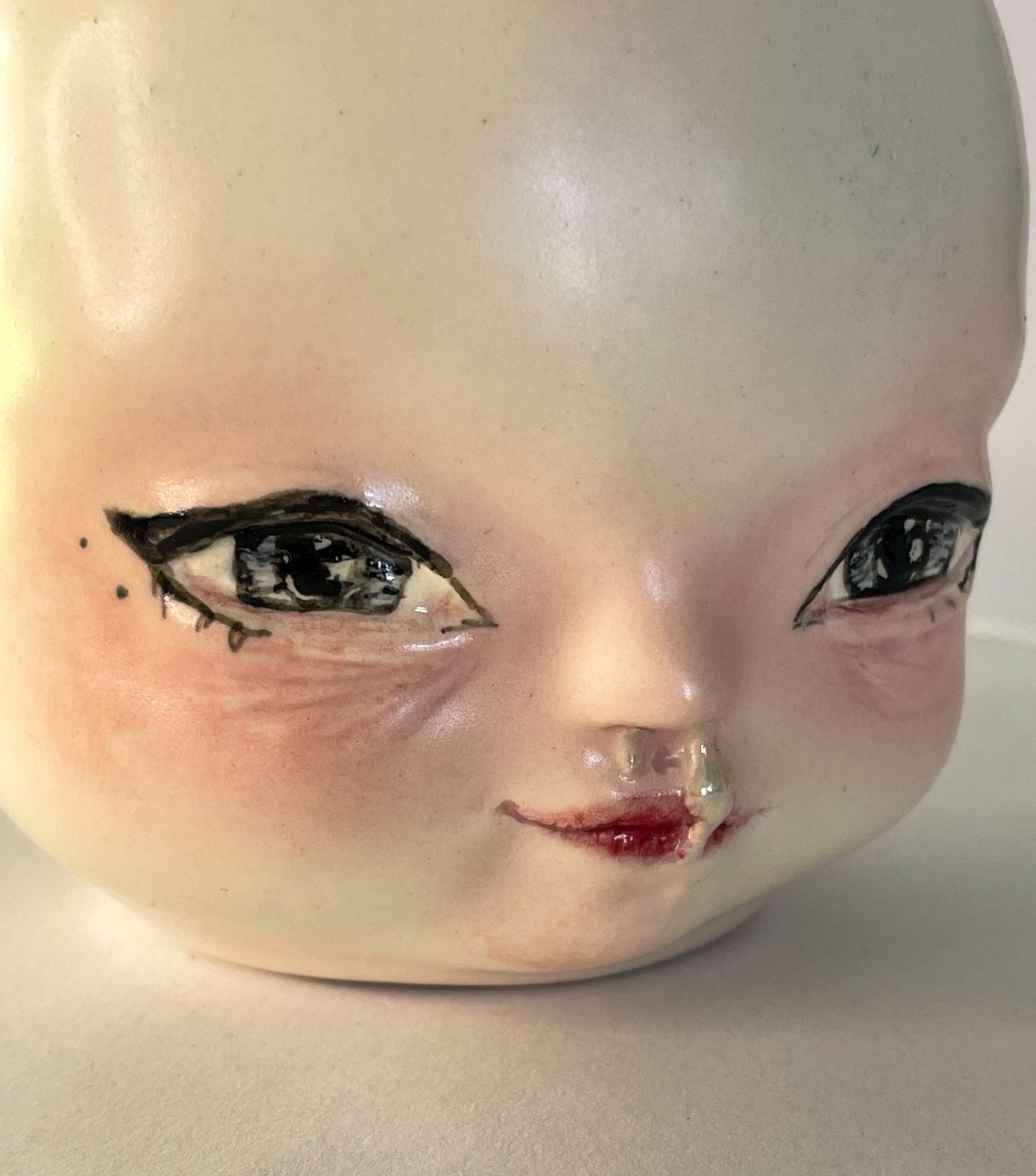 Taza de bebé mocoso y ojeroso
