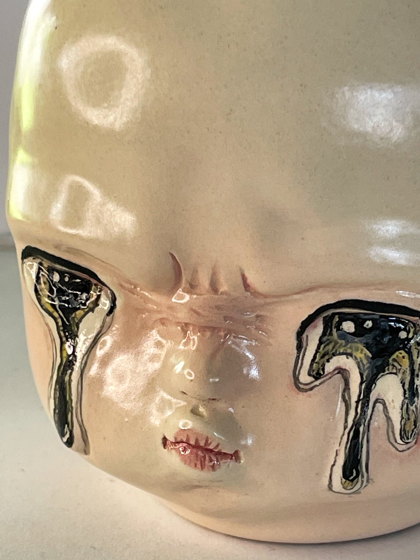 Taza de bebé enojado con ojitos derretidos