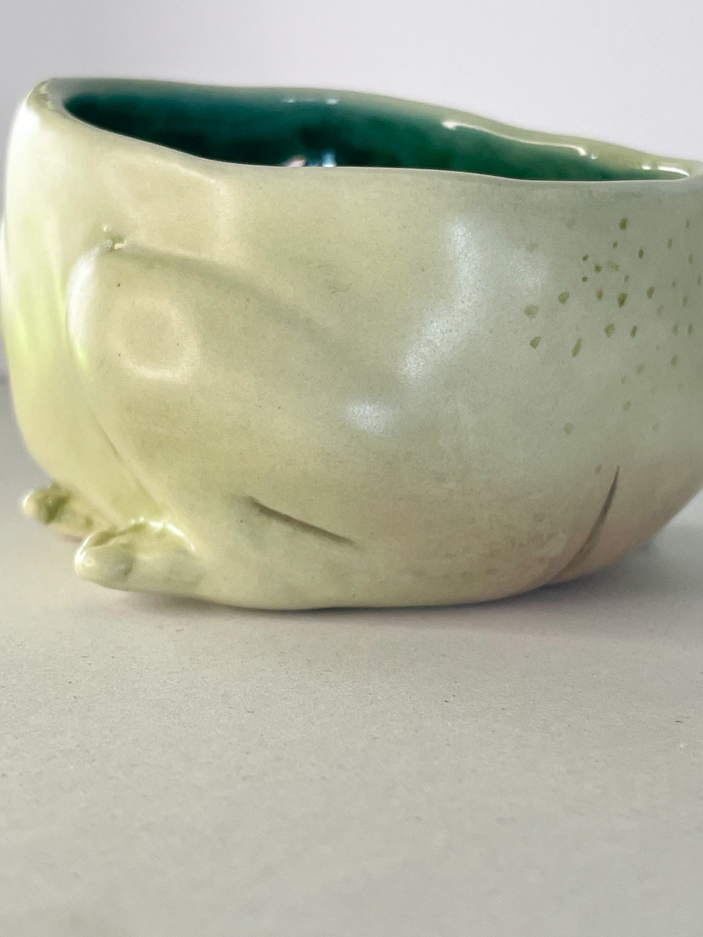 Mezcalerito de bebé rana con pompis
