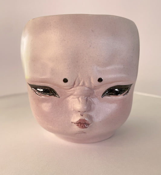 Taza de bebé enojado con piel morada