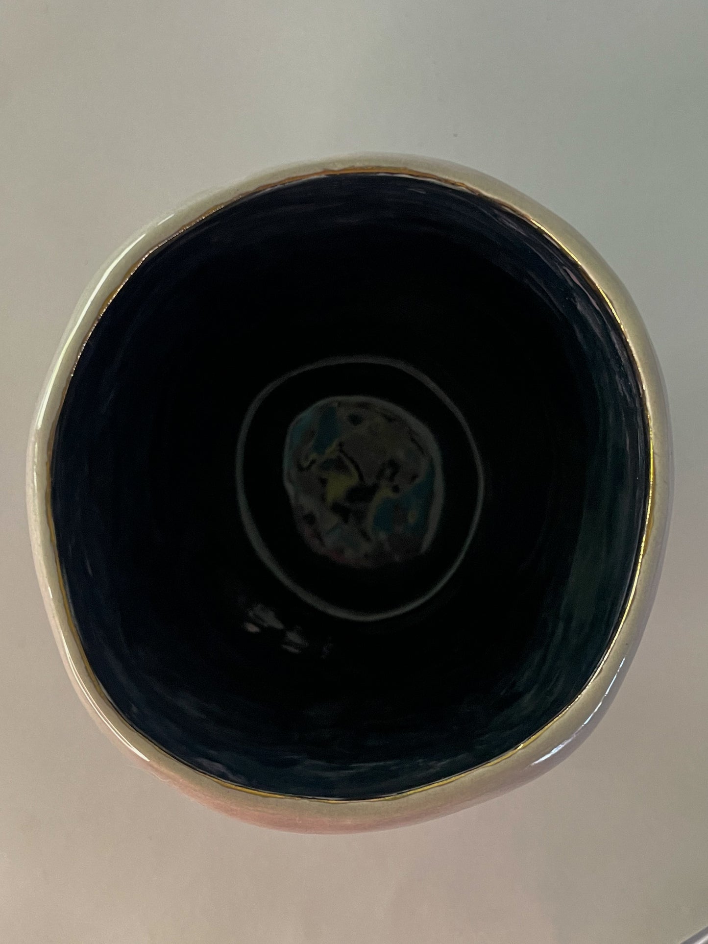 Taza de bebé enojado con piel morada
