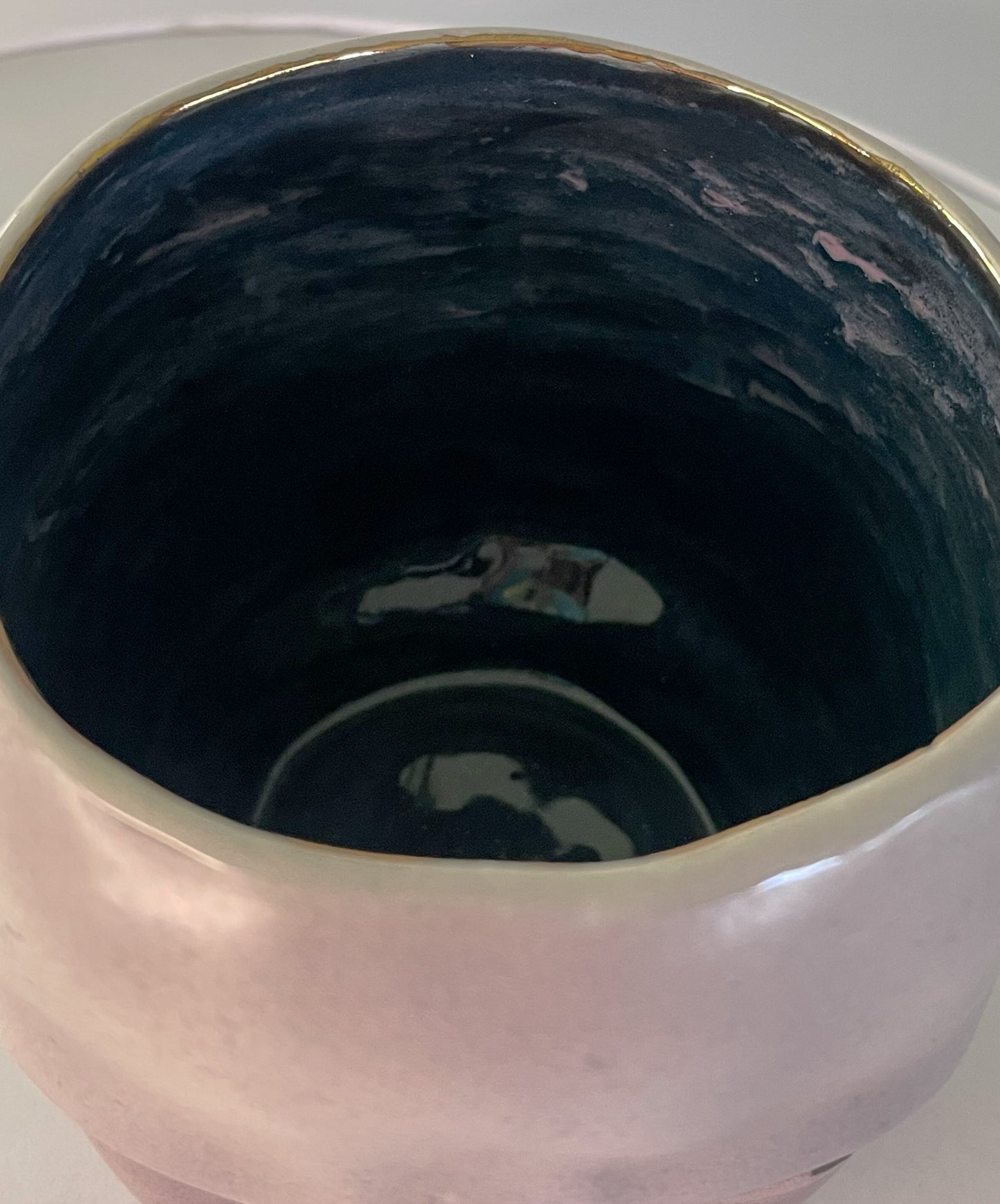 Taza de bebé enojado con piel morada