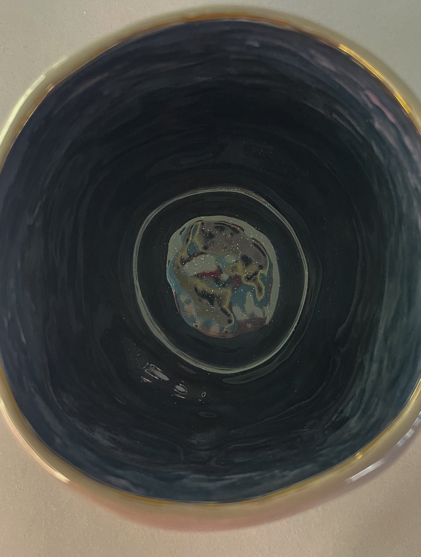 Taza de bebé enojado con piel morada