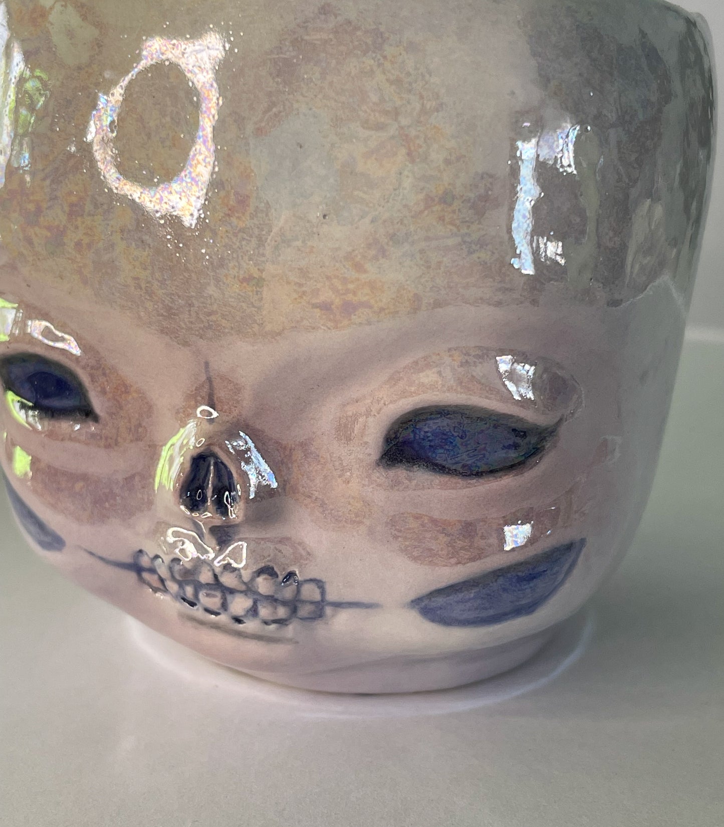 Taza de cráneo de bebé tornasol