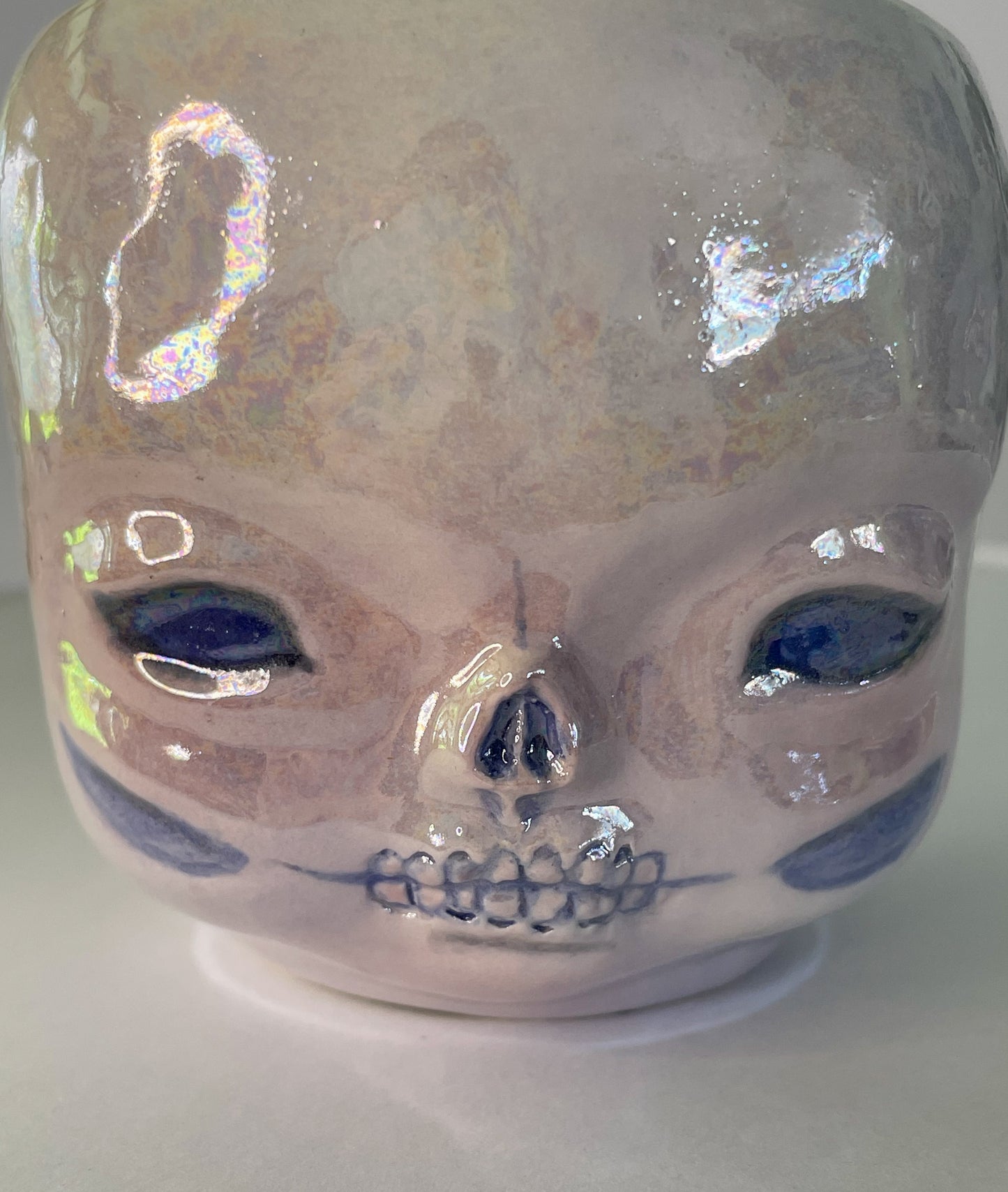 Taza de cráneo de bebé tornasol