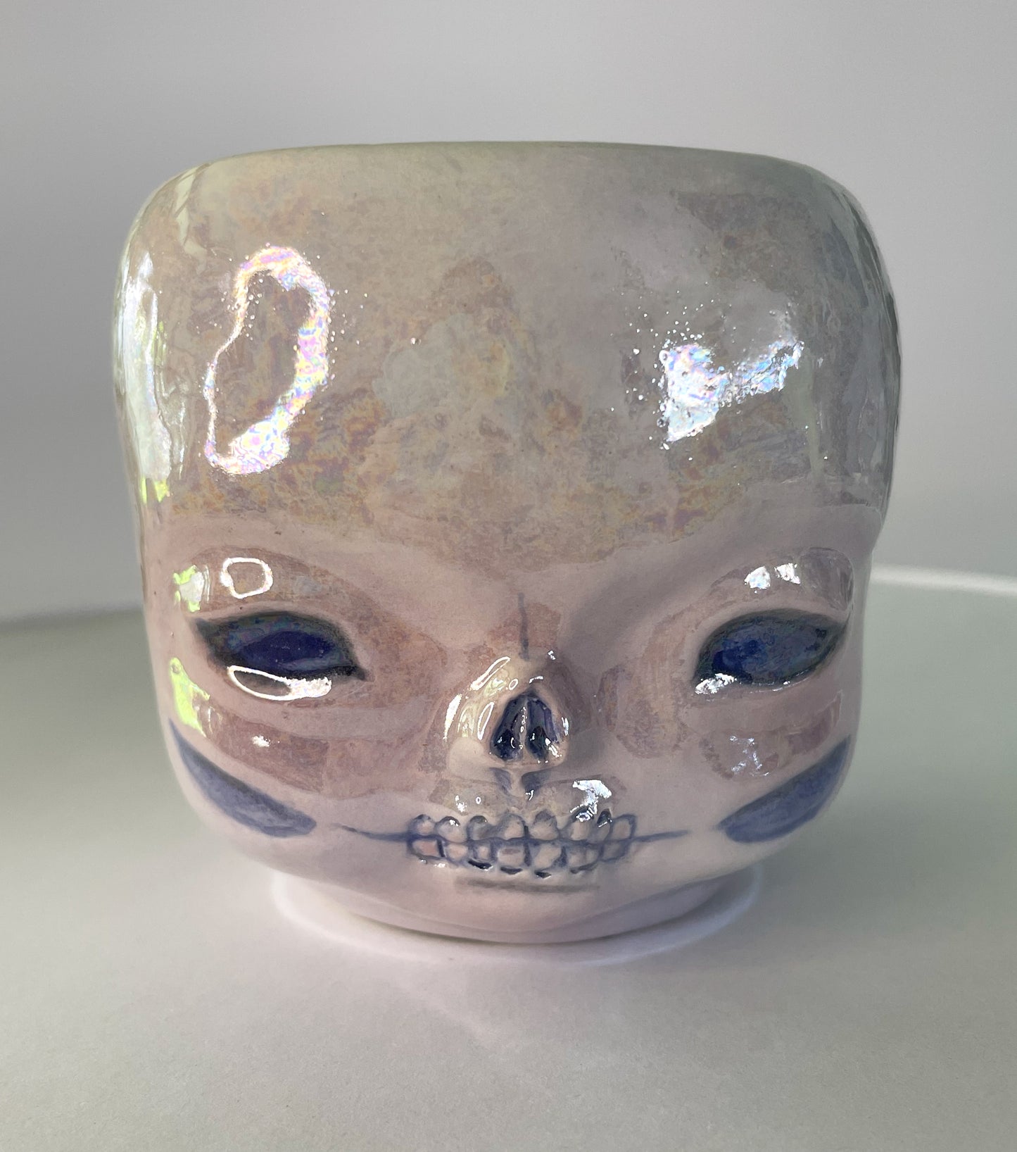 Taza de cráneo de bebé tornasol