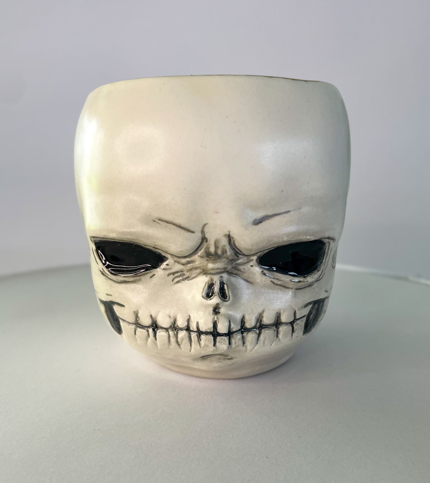 Taza de cráneo de bebé enojado