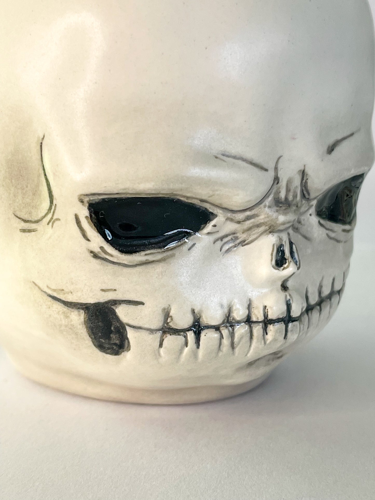 Taza de cráneo de bebé enojado