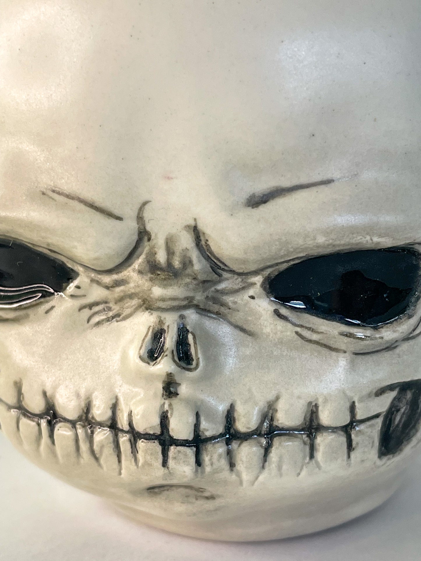 Taza de cráneo de bebé enojado