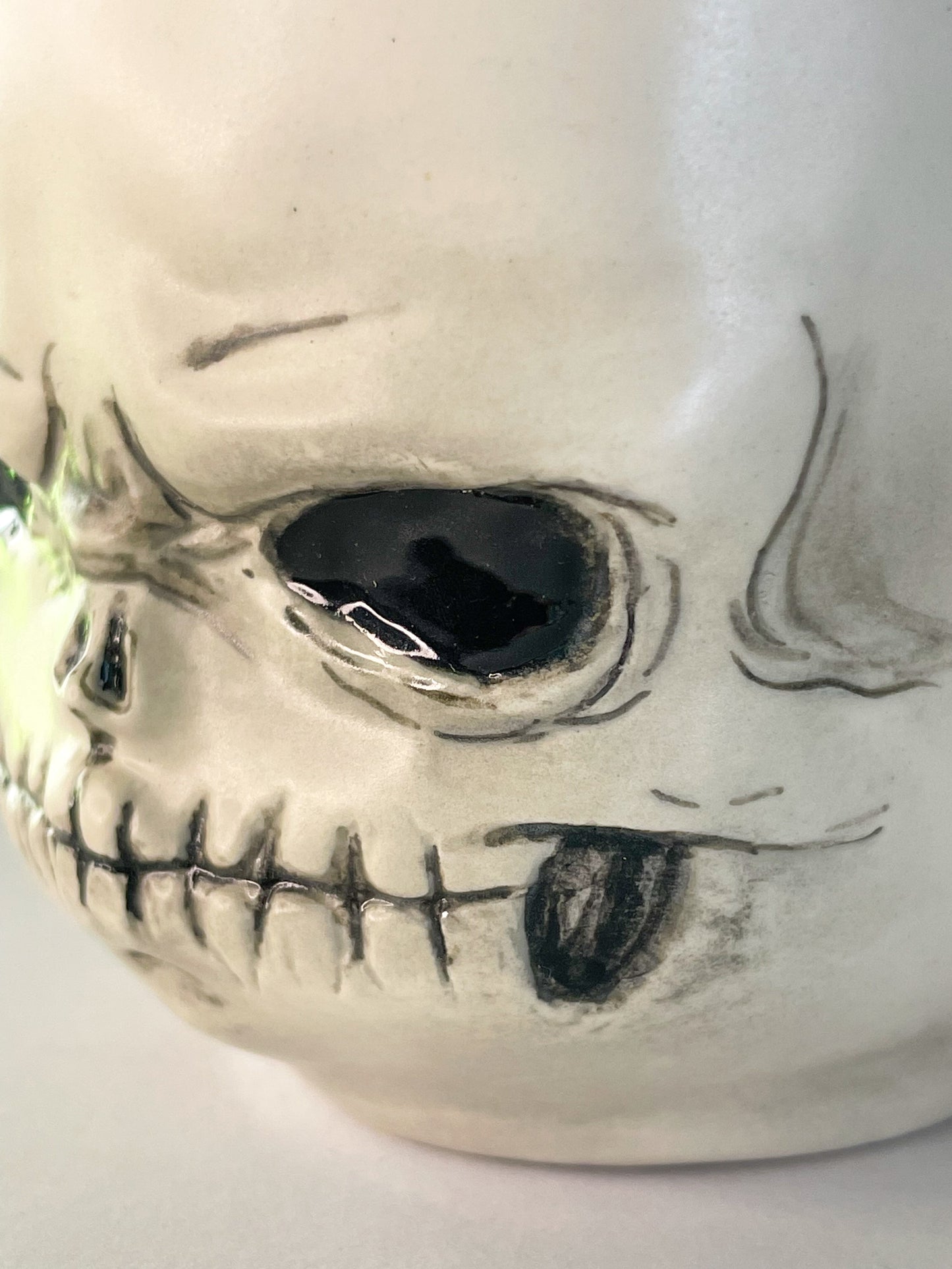 Taza de cráneo de bebé enojado