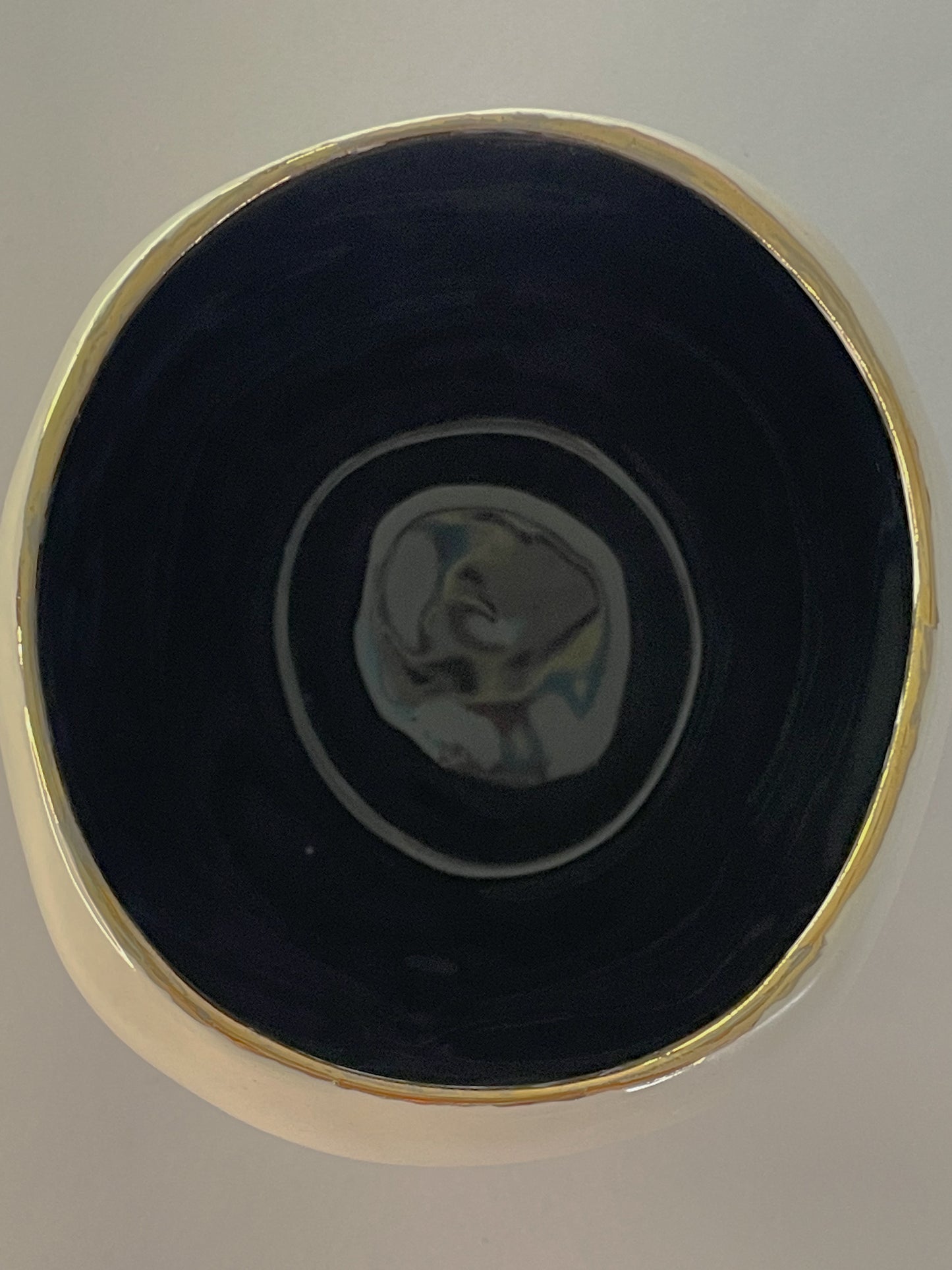 Taza de cráneo de bebé enojado