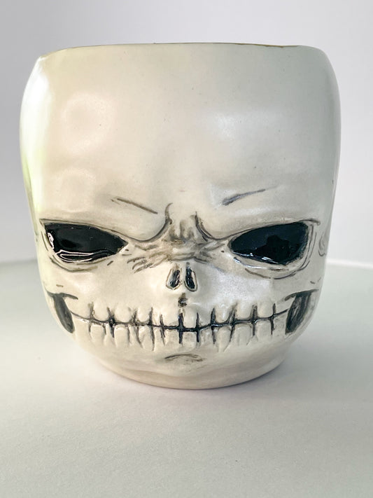 Taza de cráneo de bebé enojado