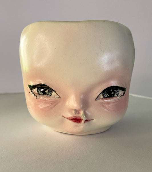 Taza de bebé mocoso y ojeroso