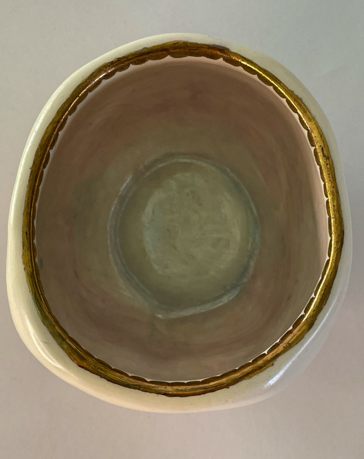 Taza de bebé mocoso y ojeroso
