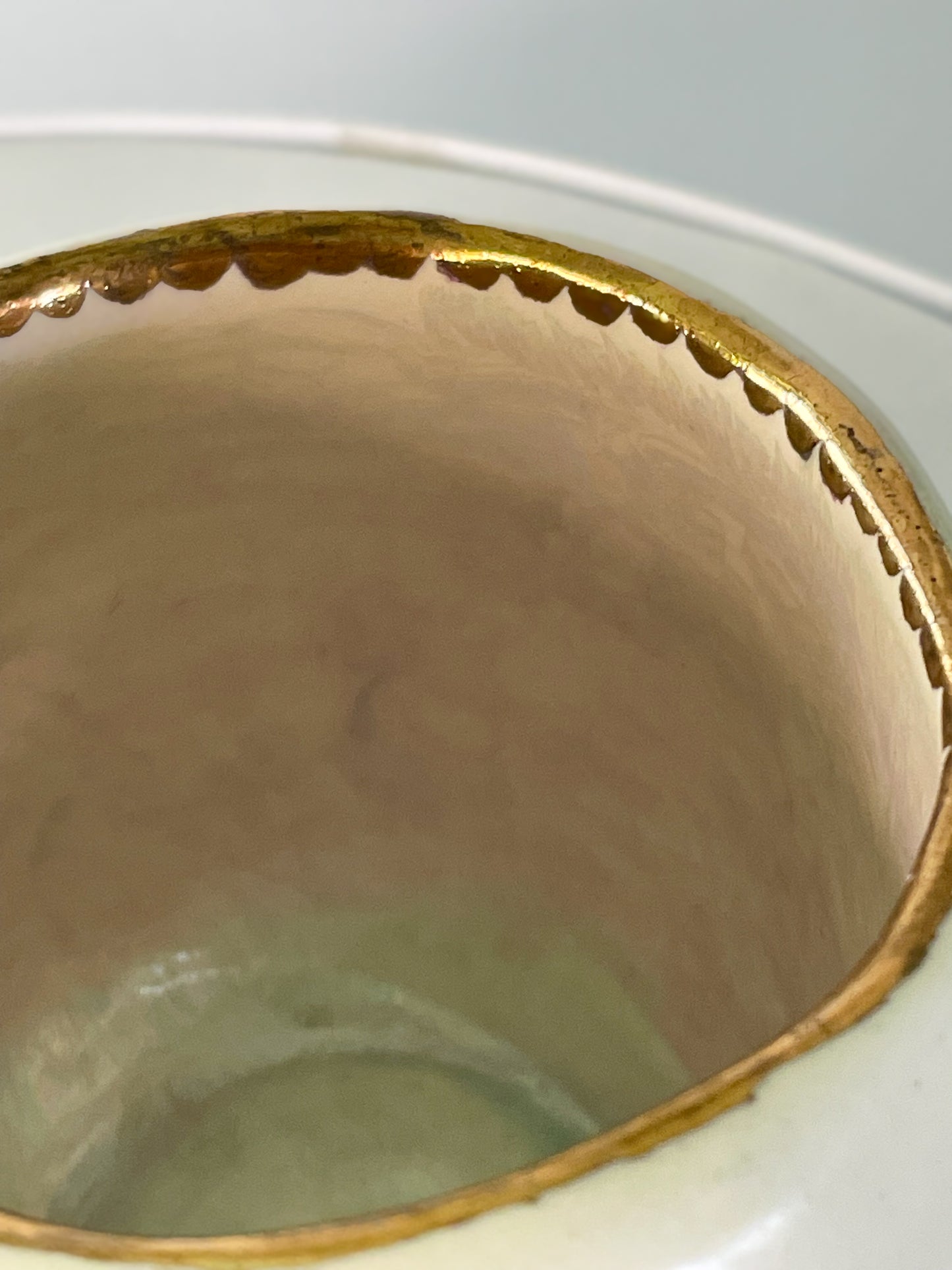 Taza de bebé mocoso y ojeroso