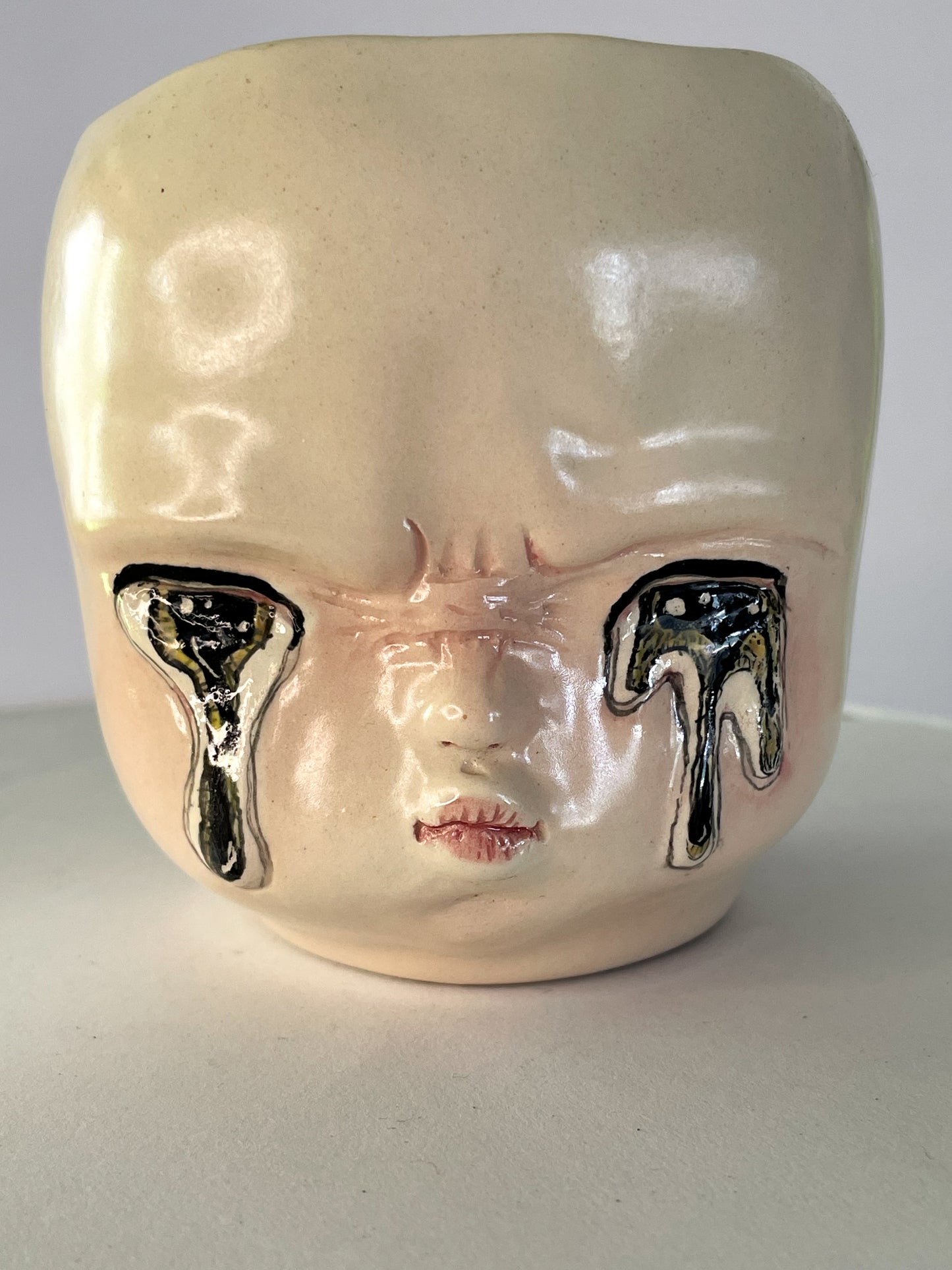 Taza de bebé enojado con ojitos derretidos