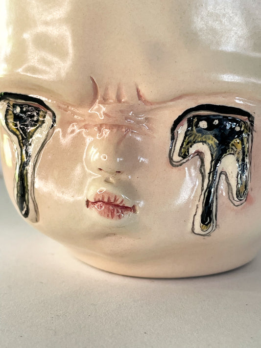 Taza de bebé enojado con ojitos derretidos