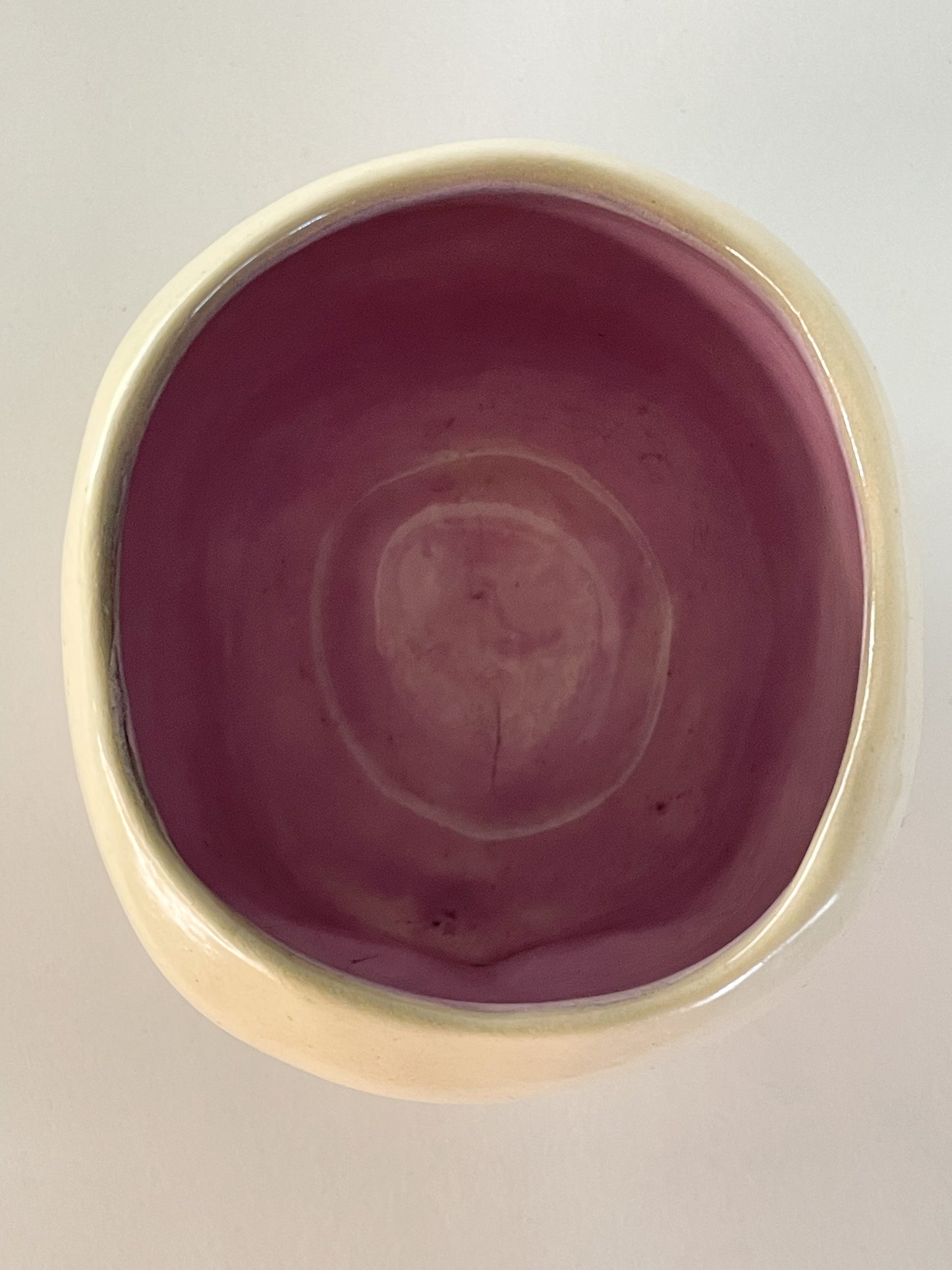 Taza de bebé enojado con ojitos derretidos